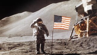 האסטרונאוט האמריקני ג'יימס אירווין על הירח, במהלך משימת אפולו 15