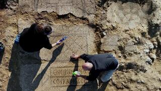 מנהלי החפירה מנקים את הפסיפס