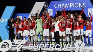 שחקני מילאן מניפים את תואר הסופר קאפ