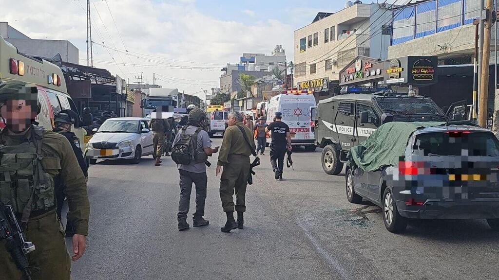 Security forces on the scene of a deadly terror attack near the West Bank settlement of Kedumim on Monday (Photo: MDA) ירי מרכב לעבר רכב ואוטובוס סמוך לכפר אלפונדוק מזרחית לקלקיליה