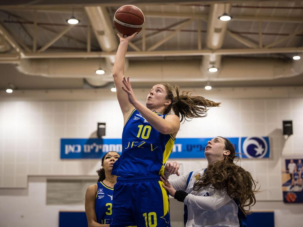 מאיירס בדרך לעוד שתי נקודות