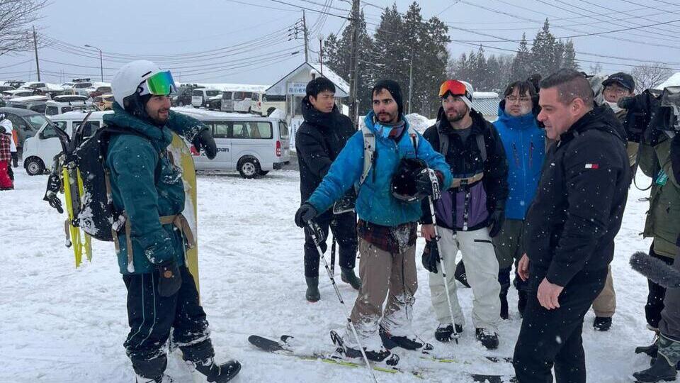 תיעוד ראשון של הקונסול הישראלי עם שלושת הצעירים ברדתם מההר