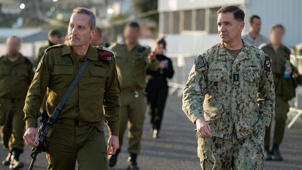 Vice Adm. Brad Cooper (right) visits Israel's Nevatim Airbase with IDF Deputy Chief of General Maj. Gen. Amir Baram (Photo: IDF) סגן מפקד פיקוד המרכז בצבא ארה"ב אדמירל בראד קופר בביקור בבסיס נבטים בהשתתפות סגן ראש המטה הכללי, אלוף אמיר ברעם