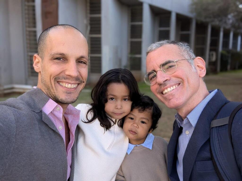 זוג גברים הומואים אימצו רשמית את בנם