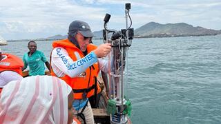 פרופ' רועי דיאמנט, בזמן ניסוי הרובוט הימי במלאווי - רובוט שפותח באוניברסיטת חיפה