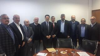 הנציב הכללי של אונר"א לשעבר פייר קרהנבול, ועלי ברכה ראש יחסי החוץ של חמאס יחד עם בכירי ארגוני טרור ברצועת עזה