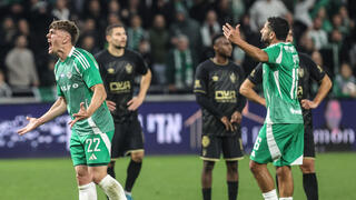 שחקן מכבי חיפה עילי פיינגולד עם קני סייף