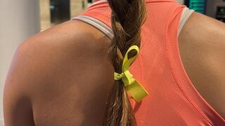 הטניסאית הישראלית לינה גלושקו עם סרט למען החטופים