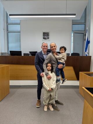 זוג גברים הומואים אימצו רשמית את בנם