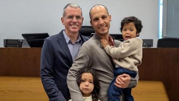 זוג גברים הומואים אימצו רשמית את בנם
