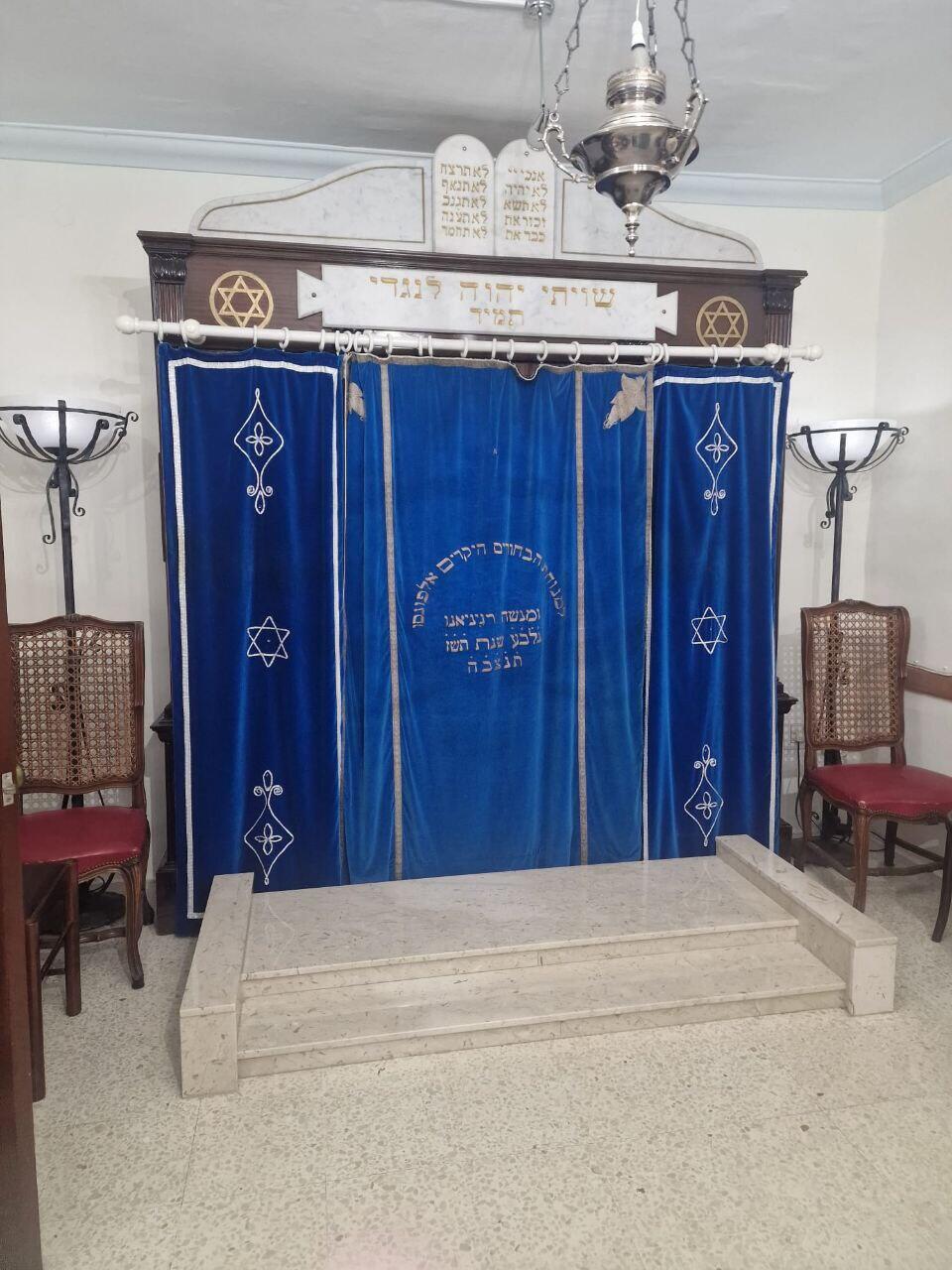 ארון הקודש בבית הכנסת