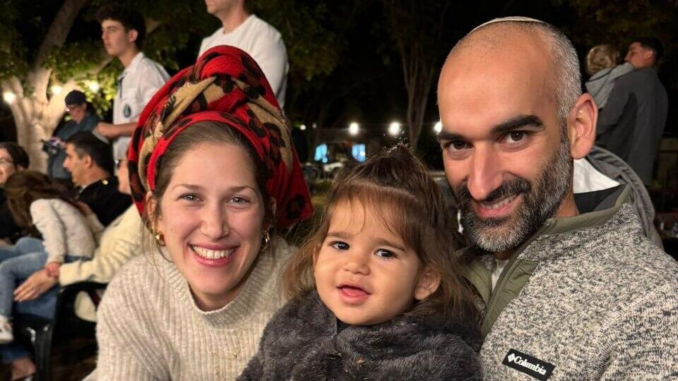 רס"ם אלעד וינקלשטיין ז"ל שנרצח בפיגוע בכפר פונדוק, עם אלמנתו טל ובנם עומר