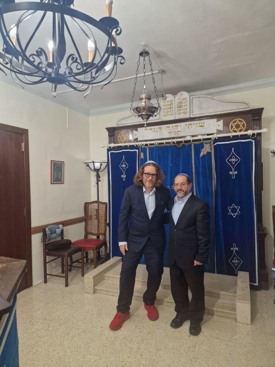 ראובן אוחיון ויהונתן אשר בבית הכנסת