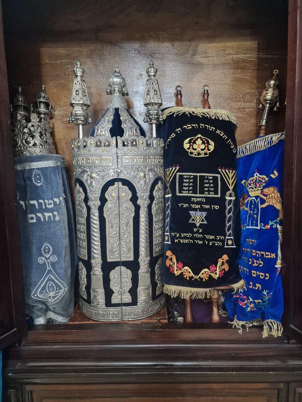 ספרי תורה בארון הקודש