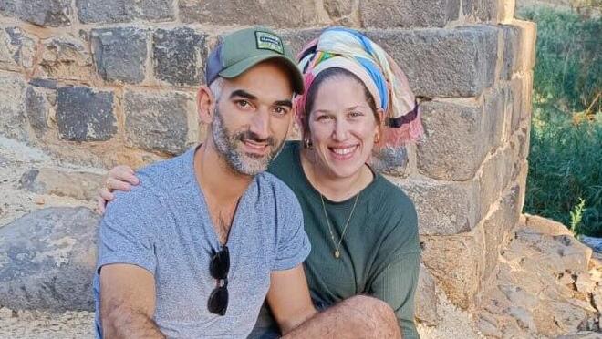 רס"ם אלעד וינקלשטיין ז"ל שנרצח בפיגוע בכפר פונדוק, עם אלמנתו טל ובנם עומר