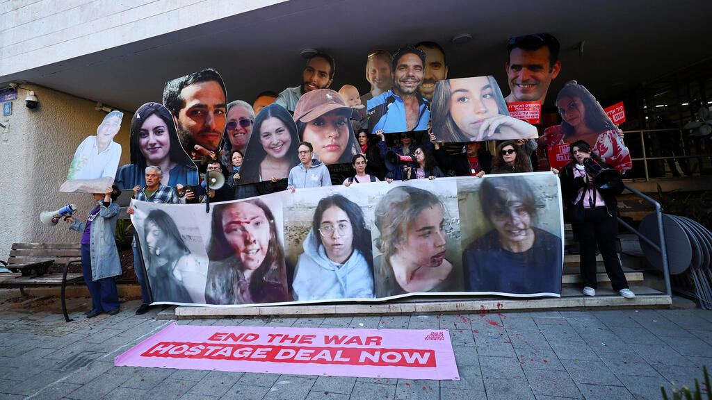 Hostage families call for release of their loved ones in Tel Aviv (Photo: Kai Pfaffenbach/Reuters) מחאת משפחות החטופים בתל אביב