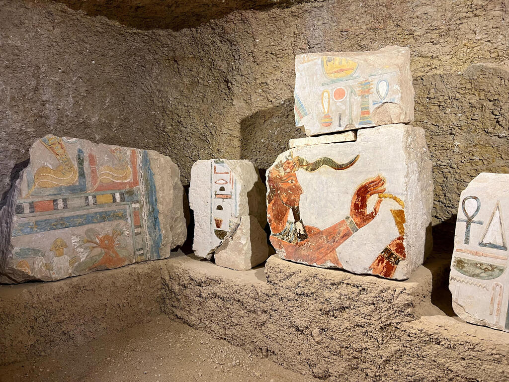 An artifact is displayed inside the tomb of Jehuti-Mes, near the Queen Hatshepsut Valley Temple's in Deir El-Bahari (Photo: Sayed Sheashaa / Reuters) An artefact is displayed inside the tomb of Jehuti-Mes , near the Queen Hatshepsut Valley Temple's in Deir El-Bahari