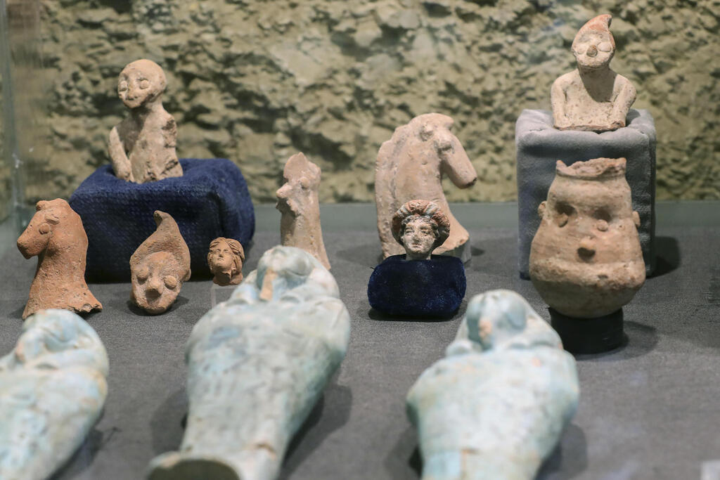 An artefact is displayed inside the tomb of Jehuti-Mes , near the Queen Hatshepsut Valley Temple's in Deir El-Bahari (Photo: Khaled Elfiqi / AP) An artefact is displayed inside the tomb of Jehuti-Mes , near the Queen Hatshepsut Valley Temple's in Deir El-Bahari