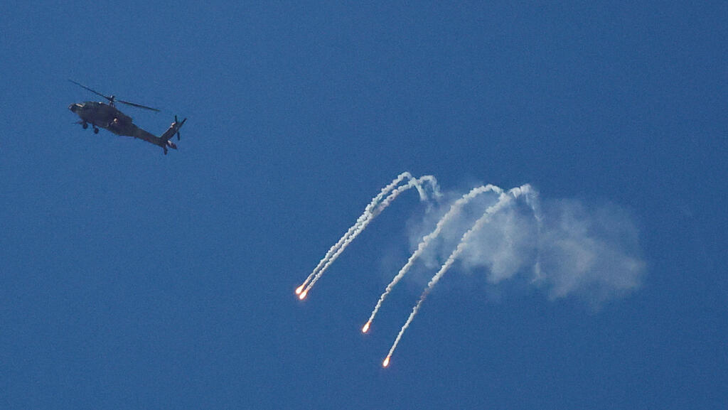 מסוק בואינג AH-64 אפאצ'י מעל בית חאנון