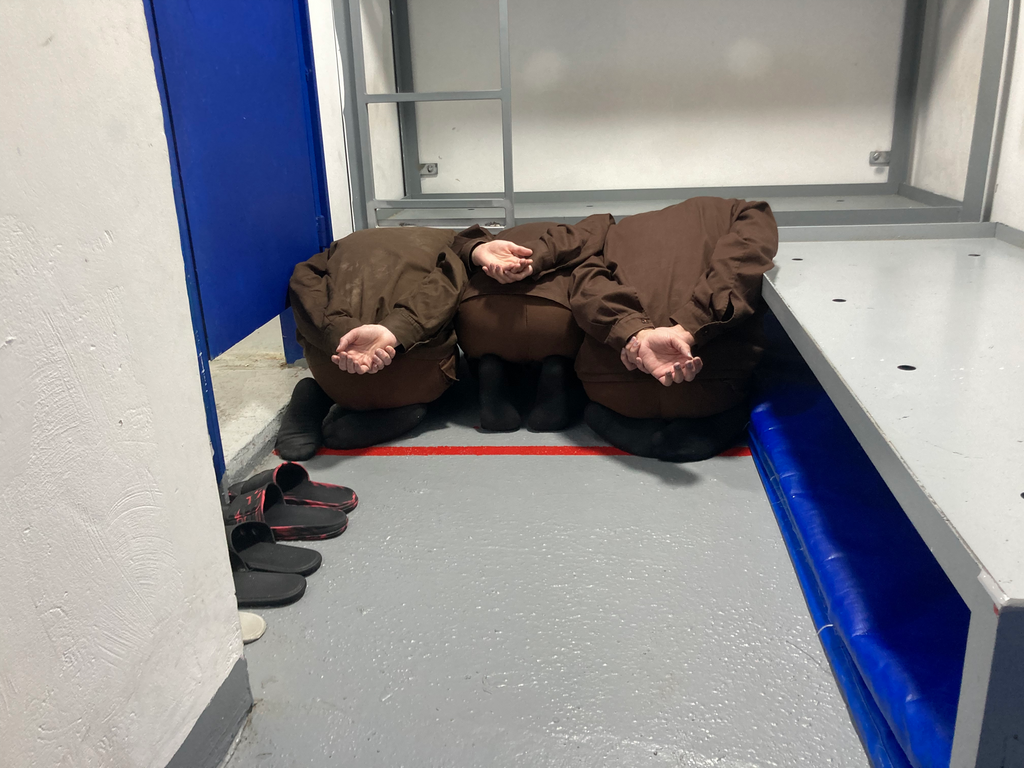 Hamas terrorists captured during the October 7 attack are seen handcuffed and kneeling inside a prison cell in an Israeli detention facility (Photo: Oz Moalem) אגף “רקפת”