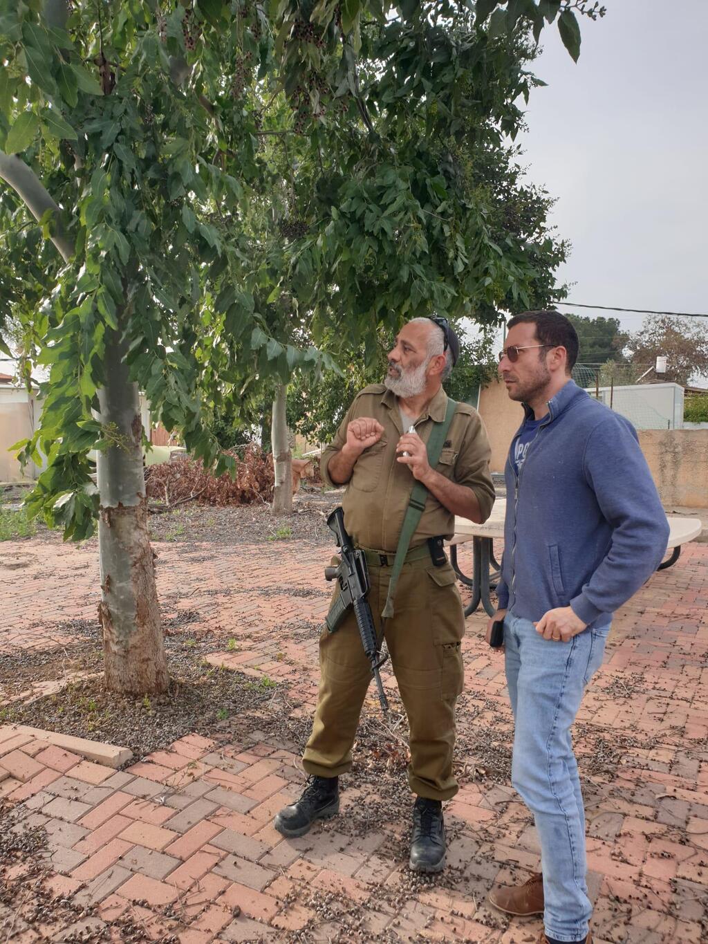 איציק שמולי ויניב בן חגי לוי, מזכיר צוחר