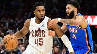 דונובן מיטשל עם הכדור