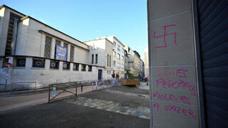 צלב קרס ליד בית הכנסת