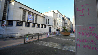 צלב קרס ליד בית הכנסת