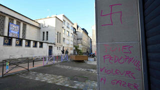 צלב קרס ליד בית הכנסת