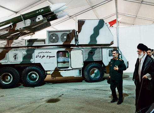 חמינאי בבסיס משמרות המהפכה. הביטחון העצמי בישראל מעט משכר (צילום: אי-פי) yk14218062