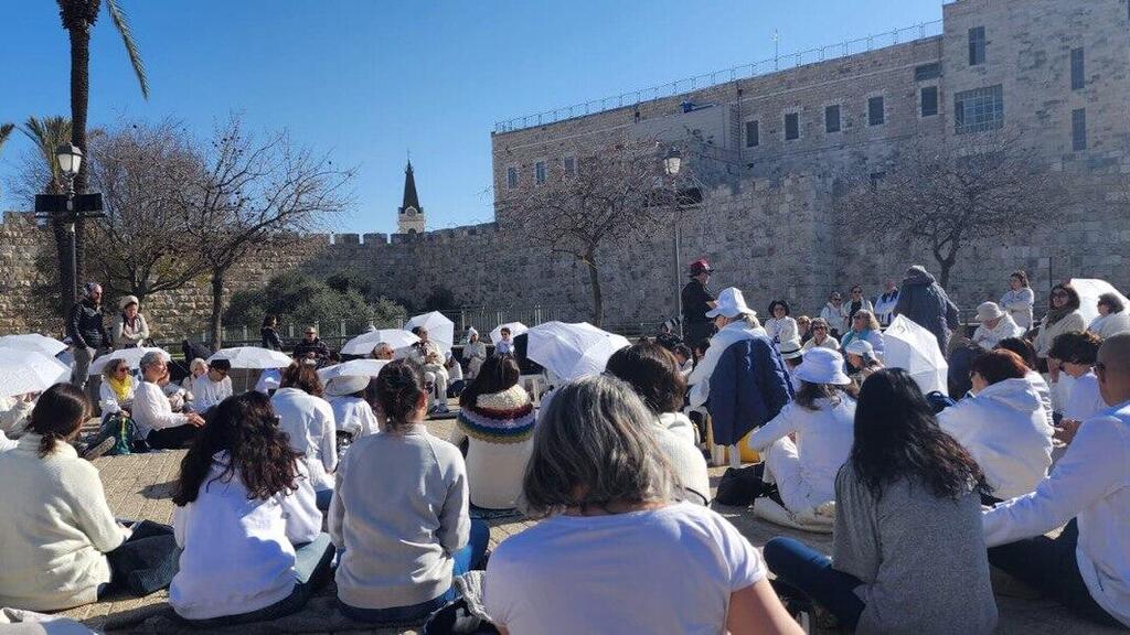 סיגי אמא של החטוף אליה כהן, במשמרת 101 בסמוך לחומות העיר העתיקה בירושלים