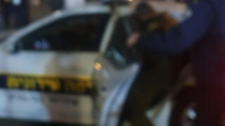 רס"ן מולי בוימל מוכנס לניידת