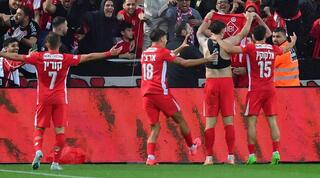 שחקני הפועל תל אביב מאושרים