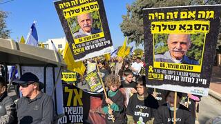 צעדה בקריאה לשחרר את החטופים ואת שלמה מנצור, בקיבוץ כיסופים