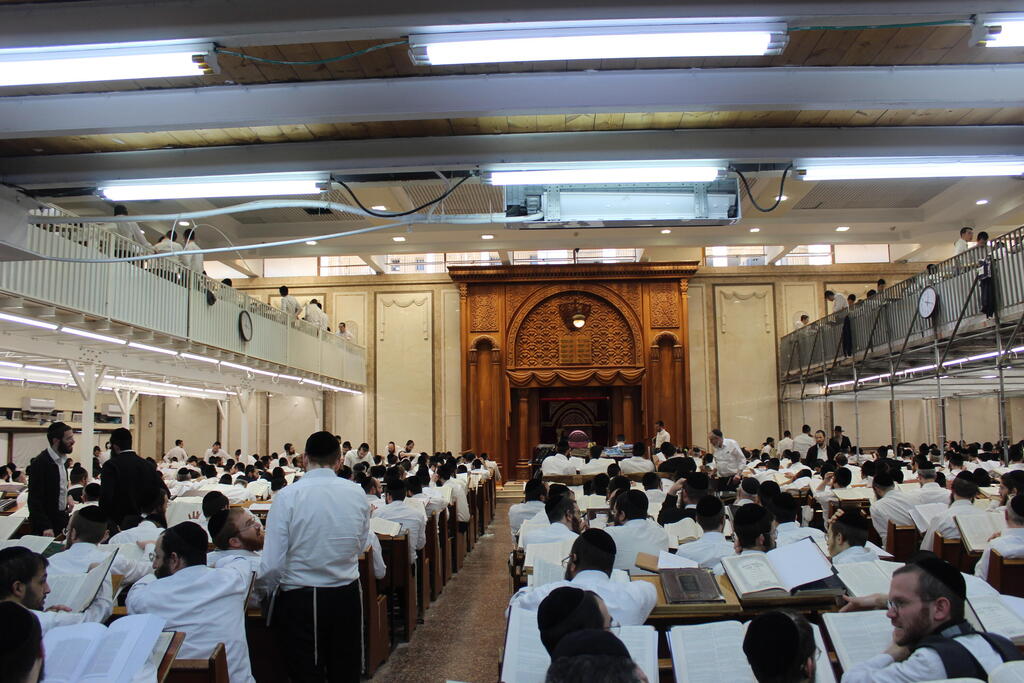 Photo: Shmuel Munitz אברכים בישיבת פוניבז' בבני ברק