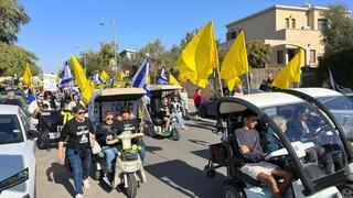 צעדה בקריאה לשחרר את החטופים ואת שלמה מנצור, בקיבוץ כיסופים