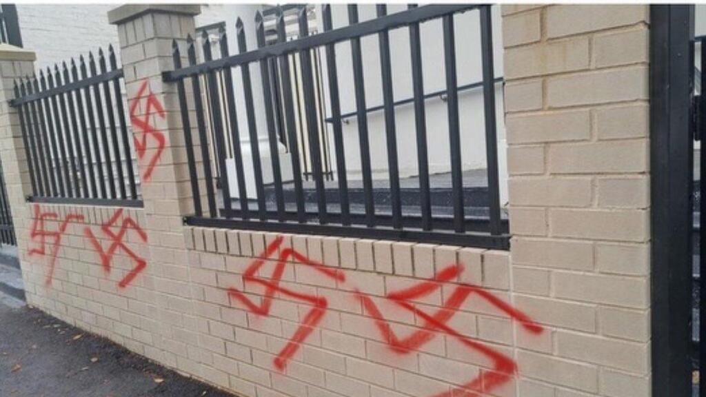 צלבי הקרס שהתגלו בשבת על בית הכנסת