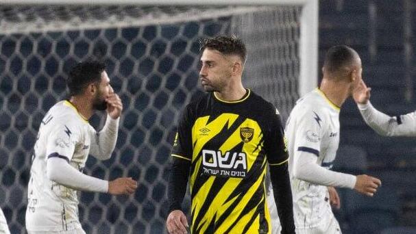 שחקני בני ריינה חוגגים, שחקן בית"ר ירושלים עומר אצילי מאוכזב