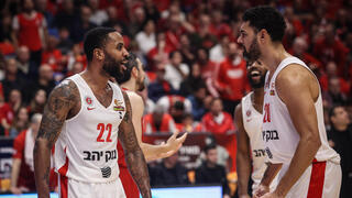 שחקן הפועל ירושלים טאריק פיליפ עםפ ג'רמי מורגן