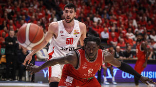 שחקן הפועל ת"א ג'ונתן מוטלי מול שחקן הפועל ירושלים יובל זוסמן