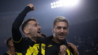 שחקן בית"ר ירושלים עומר אצילי עם ירדן שועה