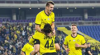 שחקני מכבי נתניה חוגגים עם איגור זלאטנוביץ'