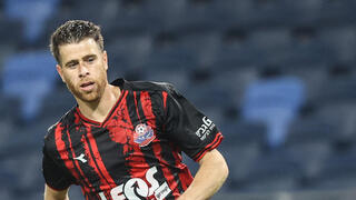 שוער הפועל באר-שבע ניב אליאסי מול שחקן הפועל חיפה גיא מלמד