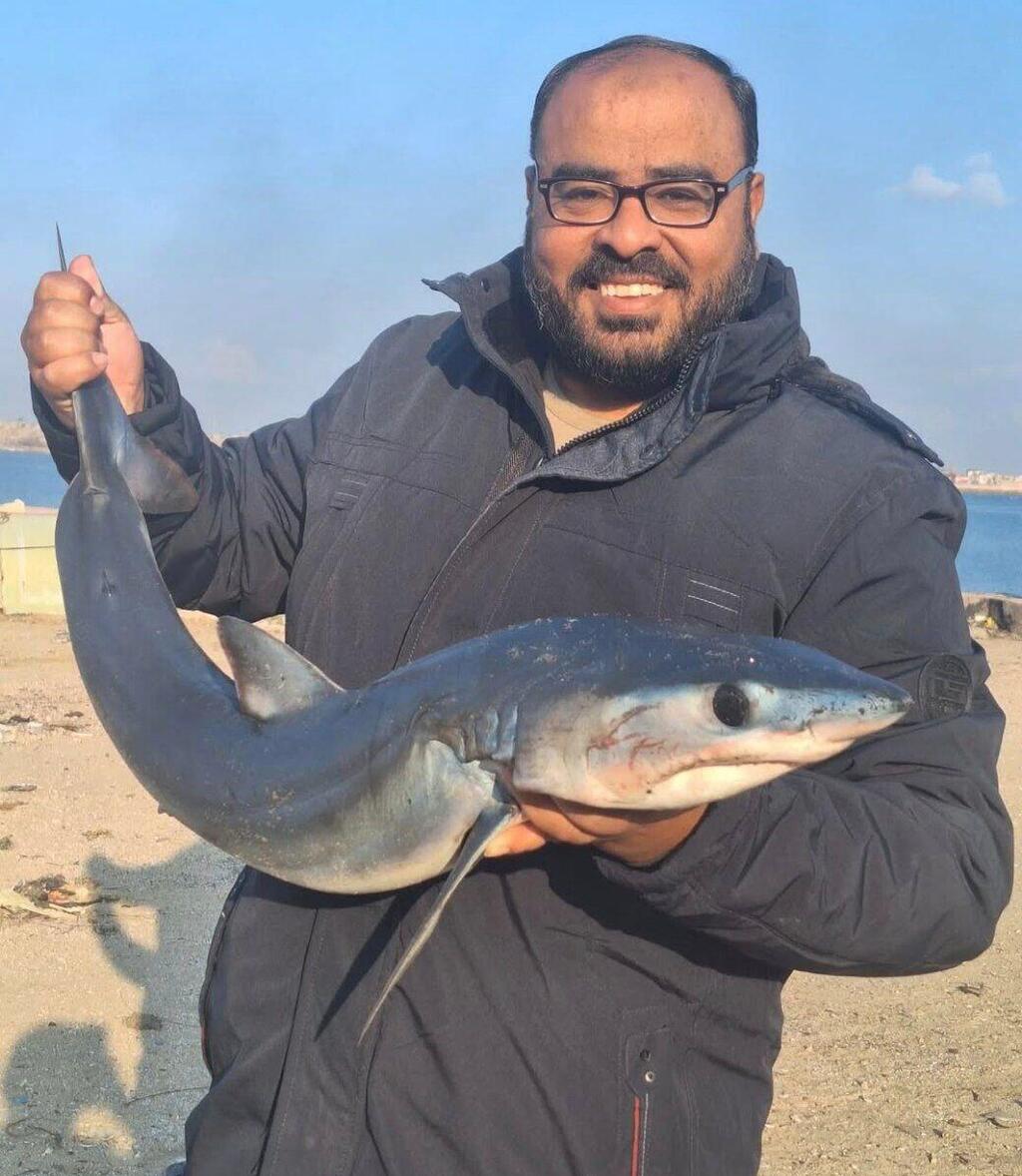 מחמוד זכי אלעאמודי והכריש בידיו