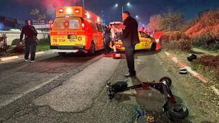 רוכב קורקינט חשמלי שנפגע מרכב בדרך אם המושבות בבני ברק