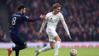 שחקן ארסנל מרטין אודגור מול שחקן מנצ'סטר יונייטד ברונו פרננדש