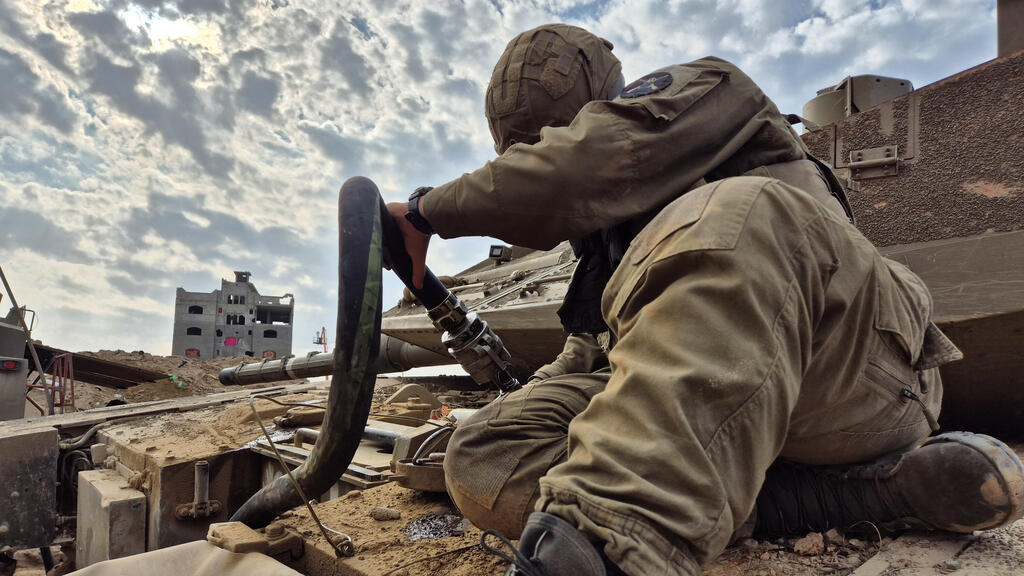 יואב קרן עם לוחמי חטיבה 188 בעזה