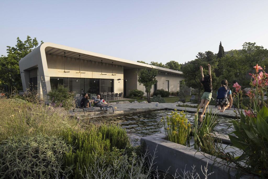 Two homes on a single plot, with a natural pool between them resembling a spring (Photo: Nimrod Levy) שני בתים על נחלה אחת, ינעם. תכנון ועיצוב: נוימן חיינר אדריכלים