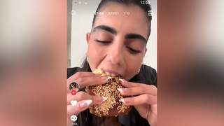 נועה אסטנג'לוב טיקטוק אוכלת בשר