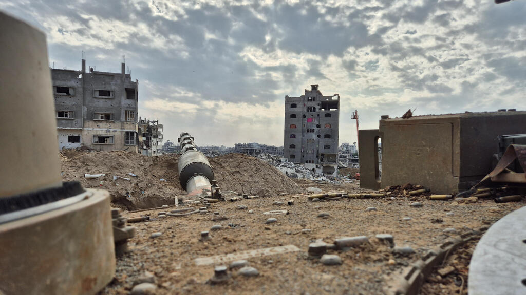 יואב קרן עם לוחמי חטיבה 188 בעזה